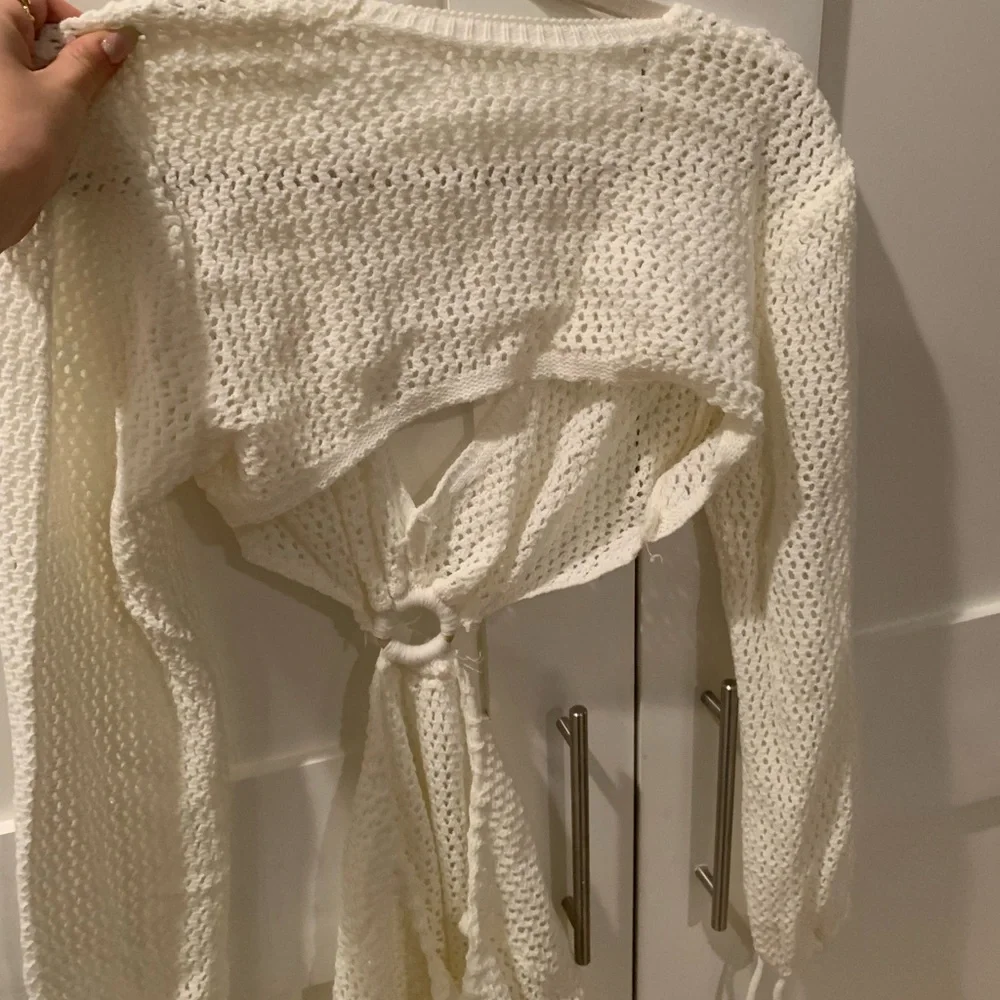 NWOT White Woven Beach Coverup with Ring and Tassle - Picture 4 of 4